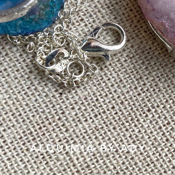 Raw Aura Quartz medallion on sterling silver necklace - Picture 3 of 3